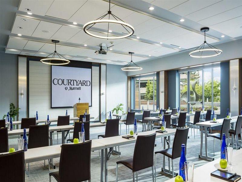 Courtyard Burlington Harbor Hotel Ngoại thất bức ảnh