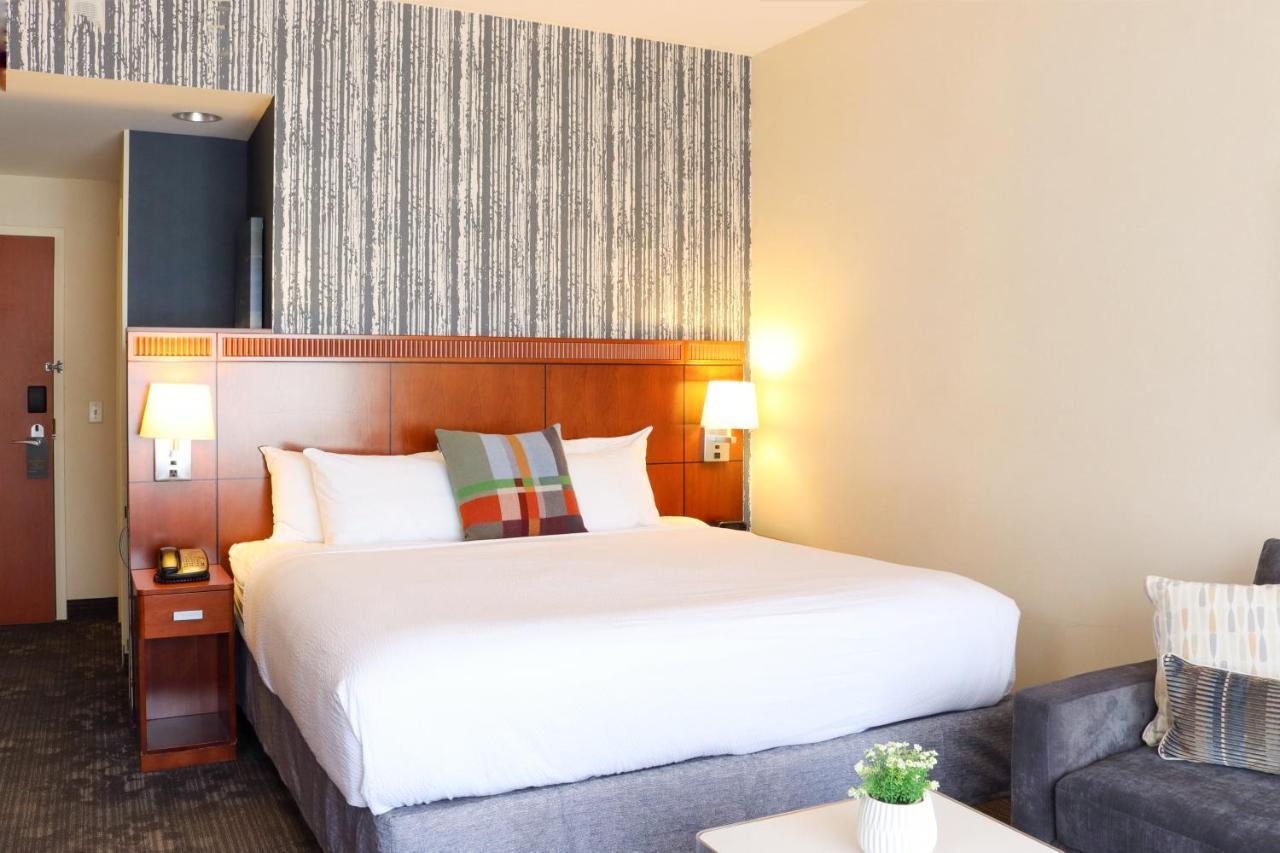 Courtyard Burlington Harbor Hotel Ngoại thất bức ảnh