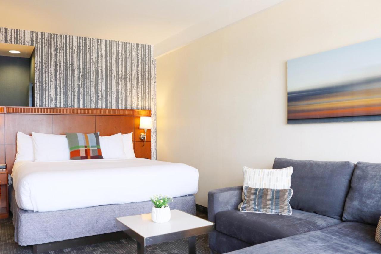 Courtyard Burlington Harbor Hotel Ngoại thất bức ảnh