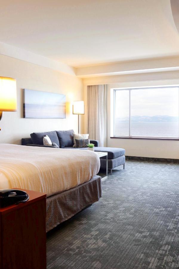 Courtyard Burlington Harbor Hotel Ngoại thất bức ảnh