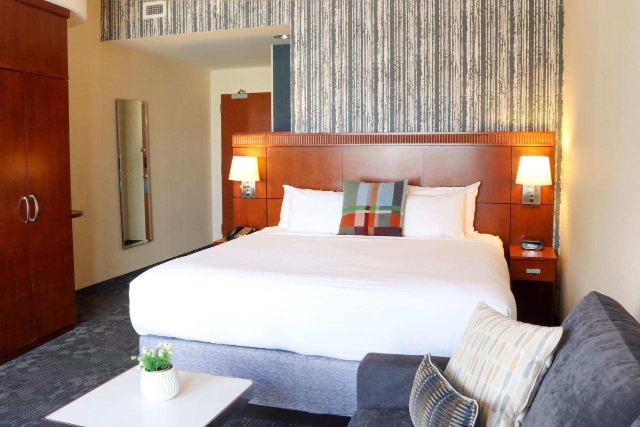 Courtyard Burlington Harbor Hotel Ngoại thất bức ảnh