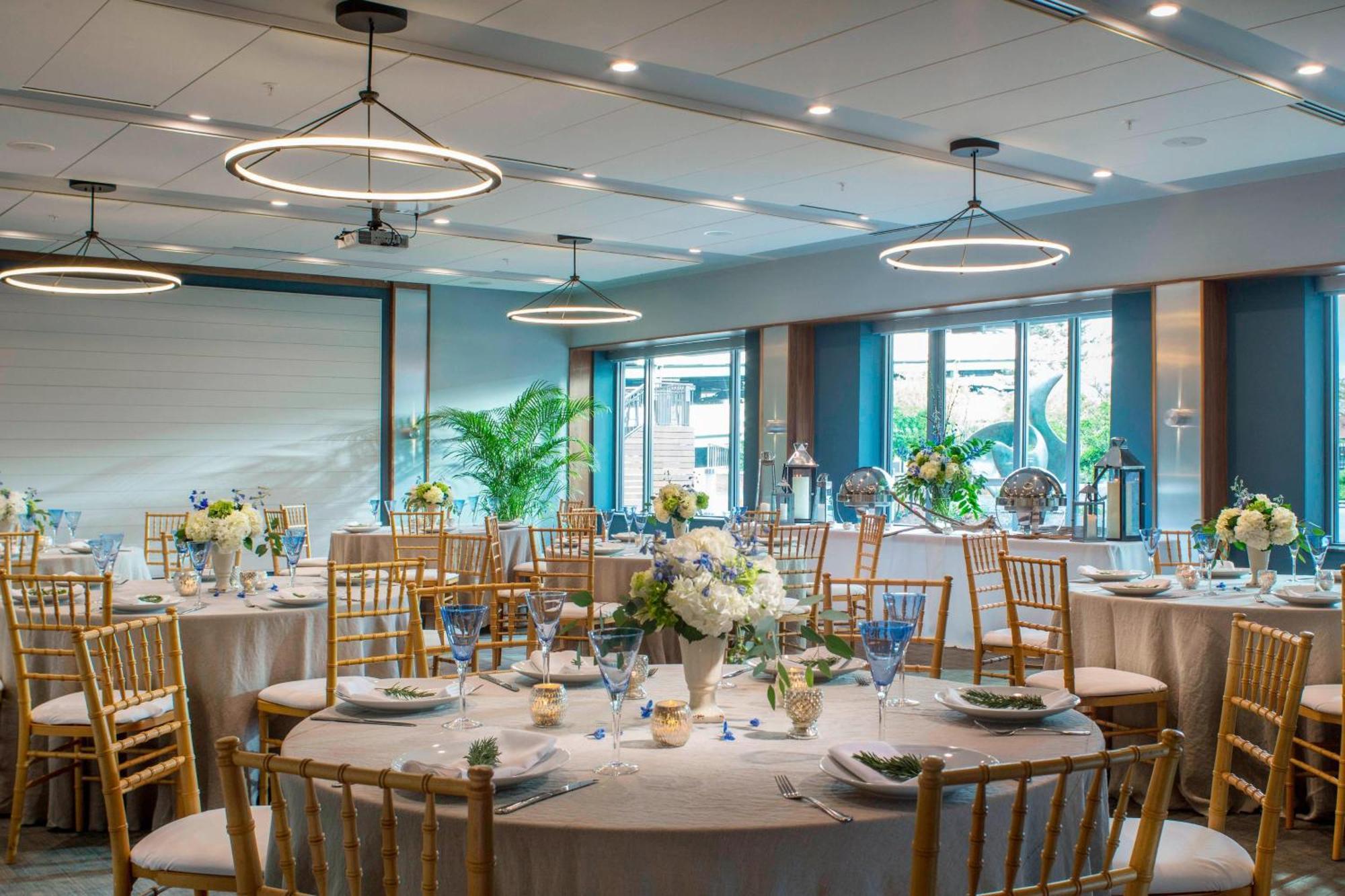 Courtyard Burlington Harbor Hotel Ngoại thất bức ảnh