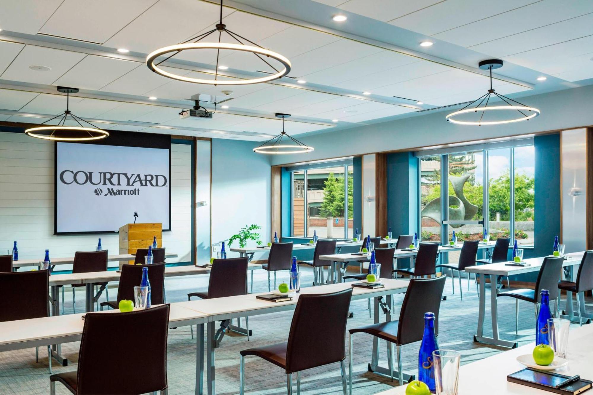 Courtyard Burlington Harbor Hotel Ngoại thất bức ảnh
