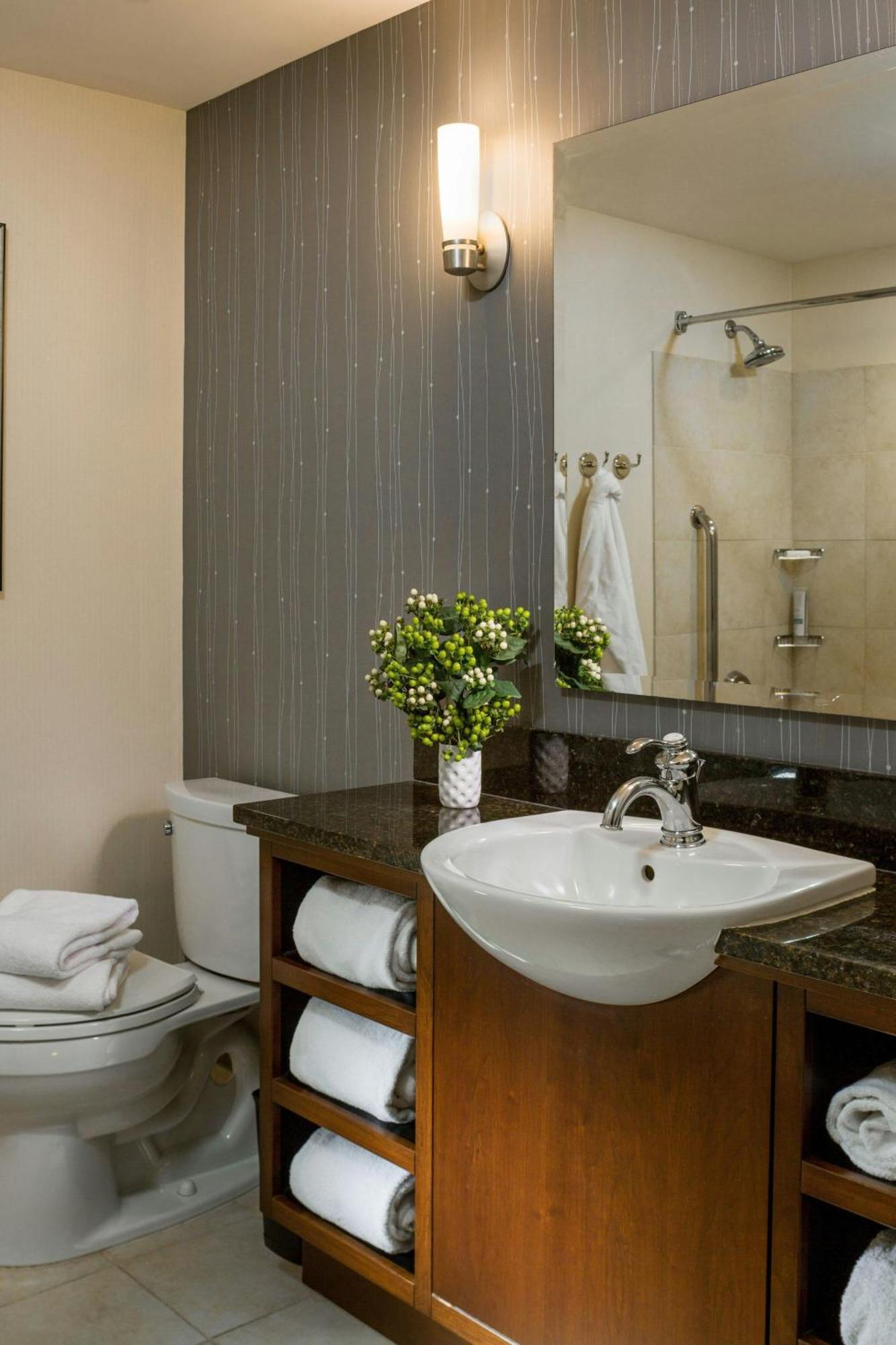 Courtyard Burlington Harbor Hotel Ngoại thất bức ảnh