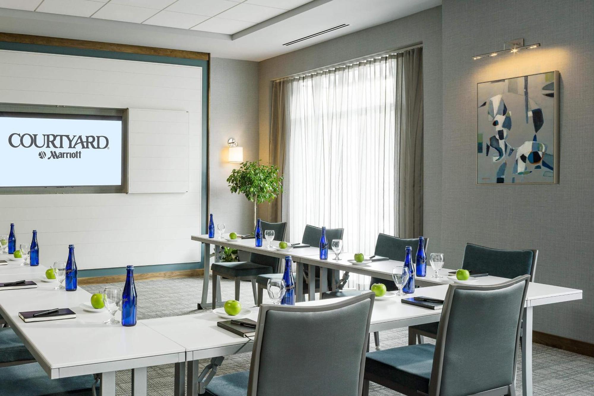 Courtyard Burlington Harbor Hotel Ngoại thất bức ảnh