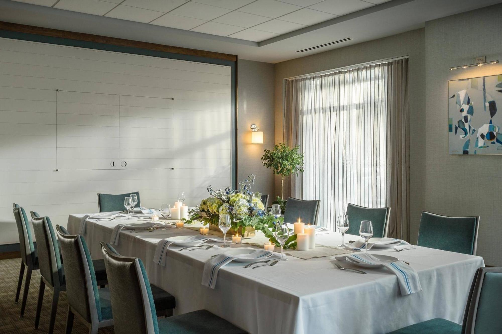 Courtyard Burlington Harbor Hotel Ngoại thất bức ảnh