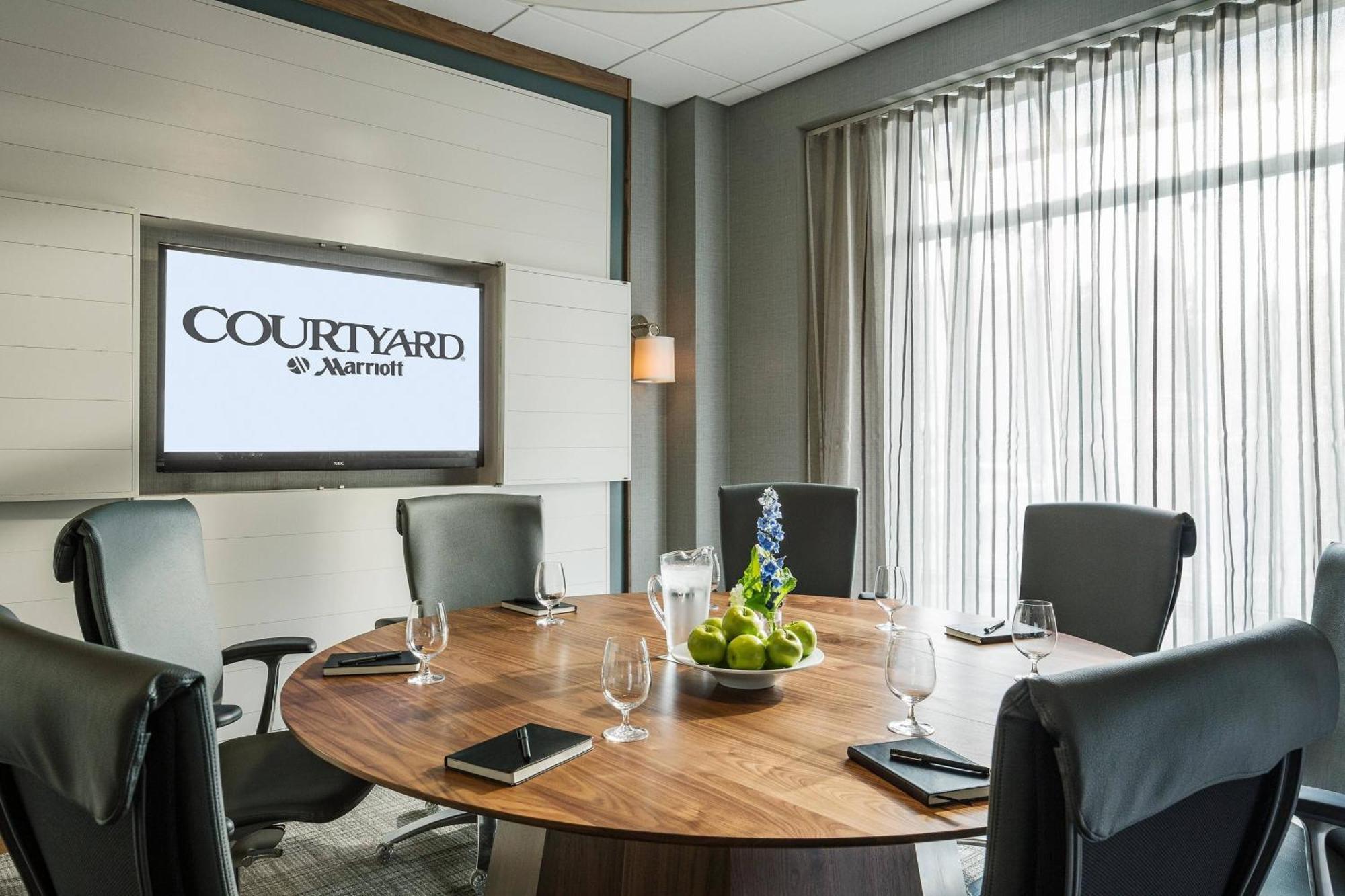 Courtyard Burlington Harbor Hotel Ngoại thất bức ảnh