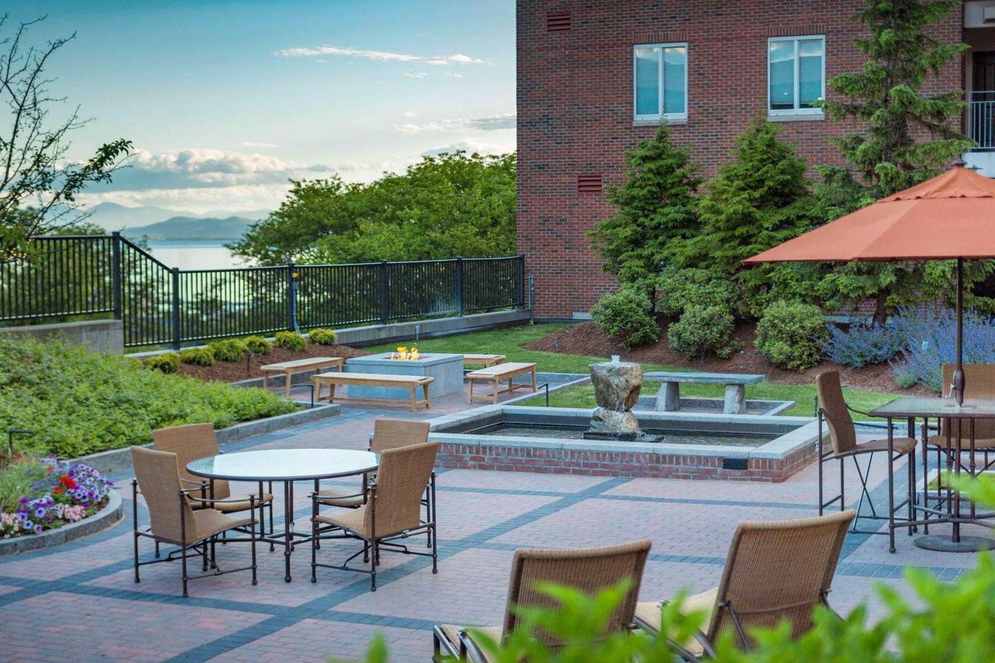 Courtyard Burlington Harbor Hotel Ngoại thất bức ảnh