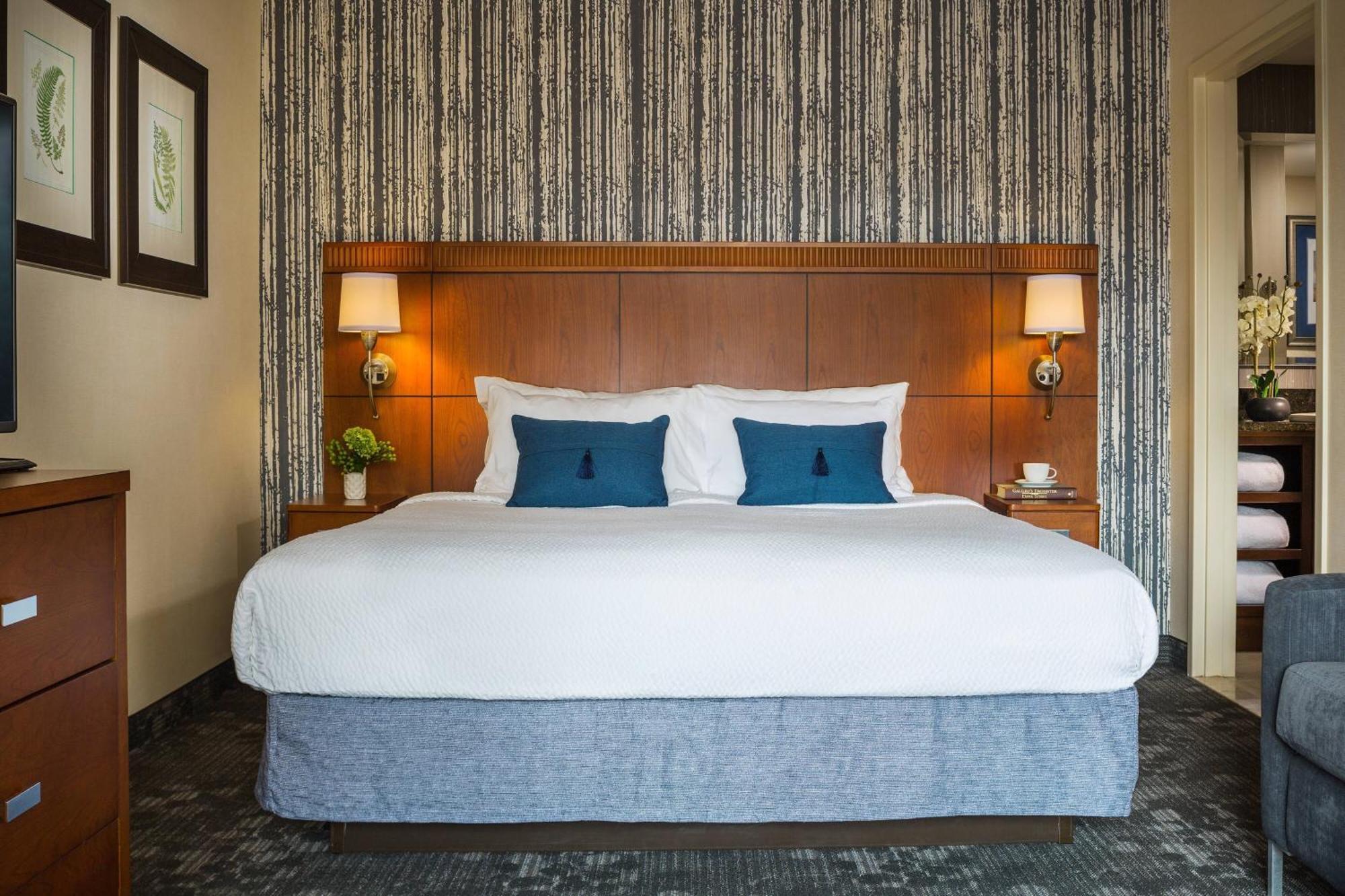 Courtyard Burlington Harbor Hotel Ngoại thất bức ảnh