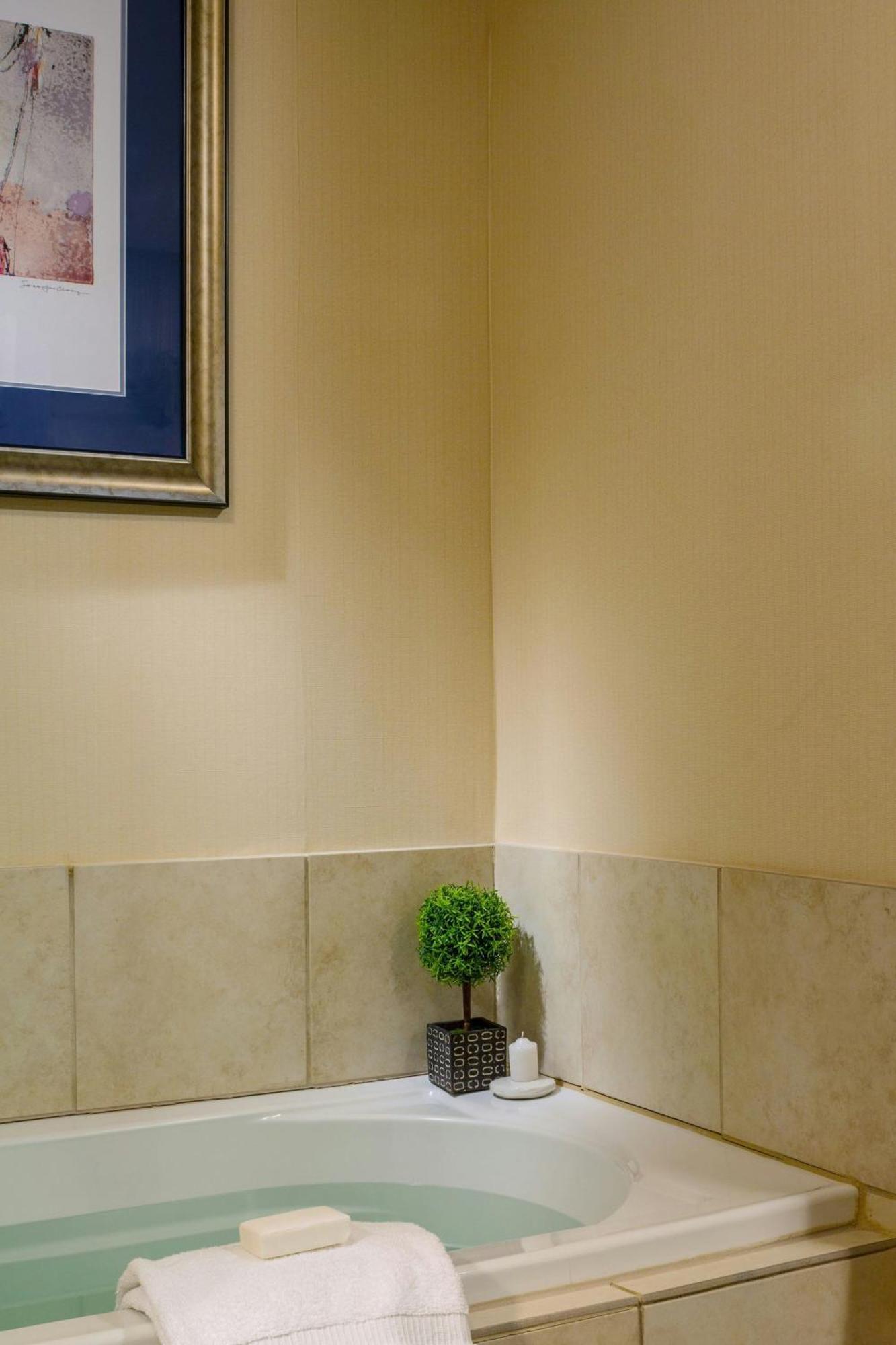 Courtyard Burlington Harbor Hotel Ngoại thất bức ảnh