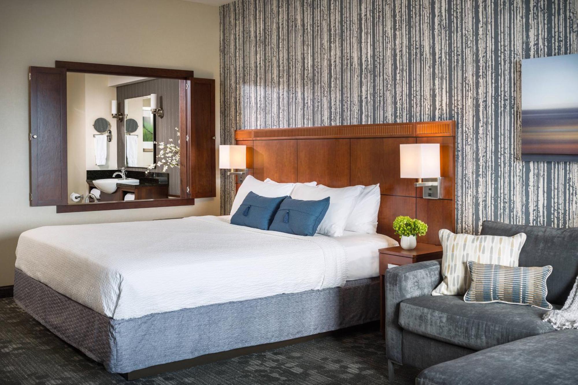 Courtyard Burlington Harbor Hotel Ngoại thất bức ảnh