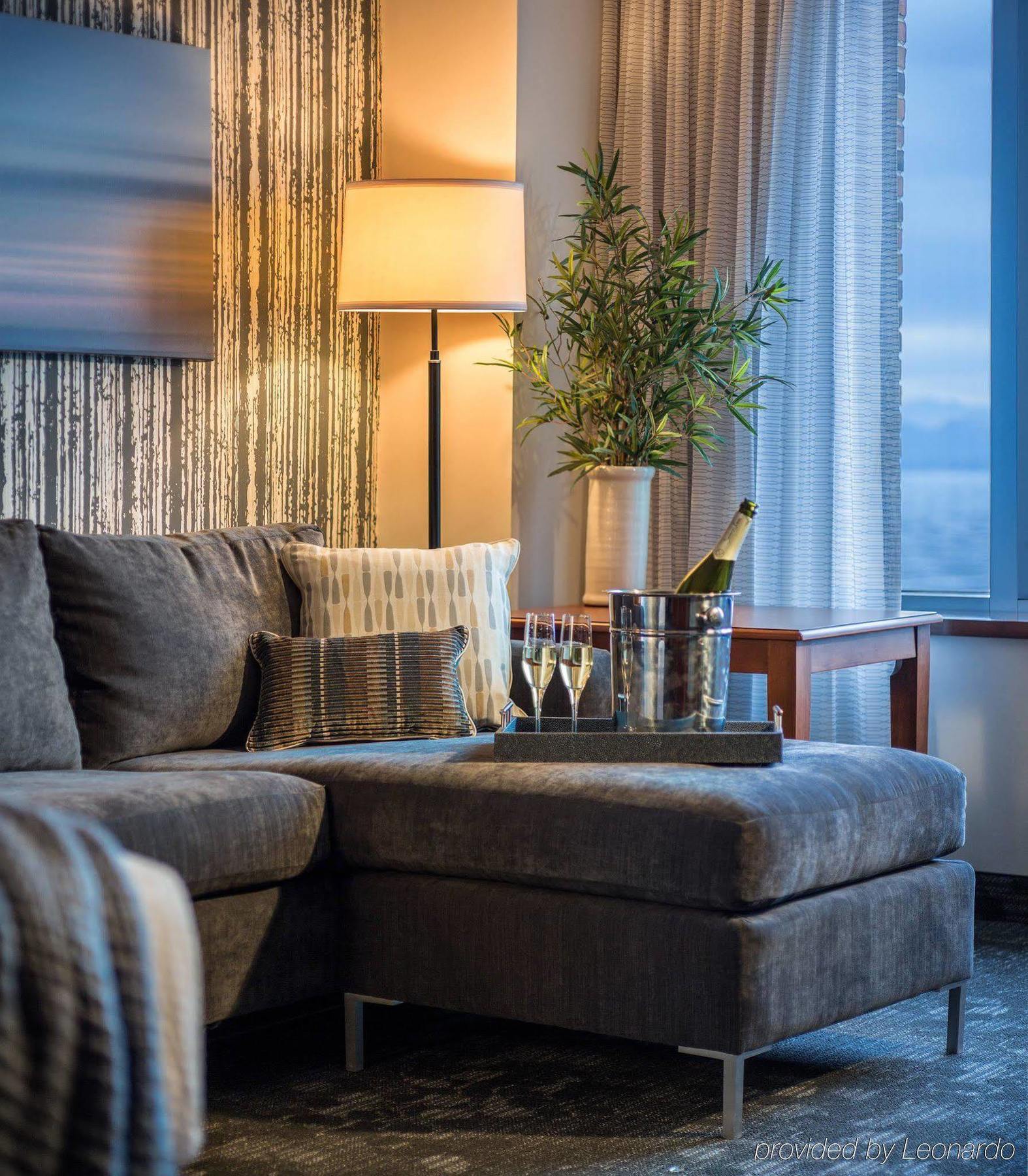 Courtyard Burlington Harbor Hotel Ngoại thất bức ảnh