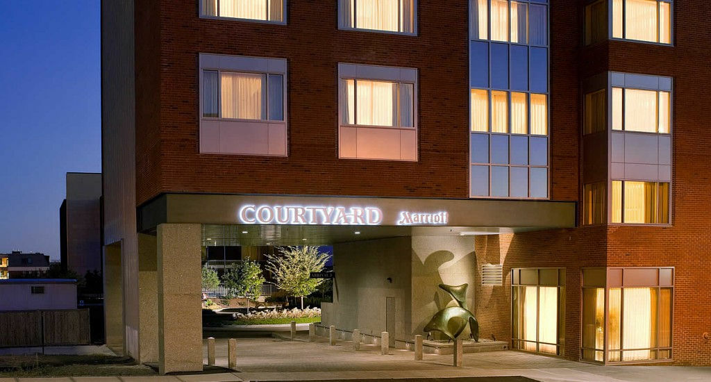 Courtyard Burlington Harbor Hotel Ngoại thất bức ảnh
